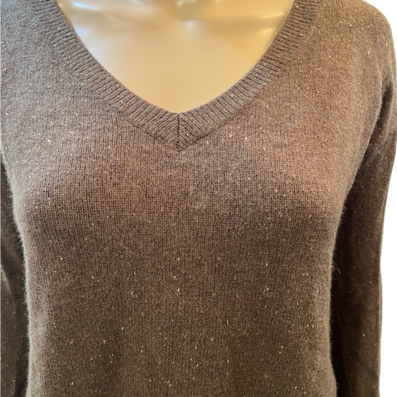 Cozy v neck sweater with side slits - Picture 4 of 11